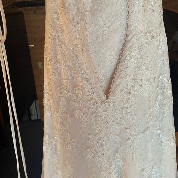 Size 12 David’s Bridal Wedding Dress - Picture 2 of 8